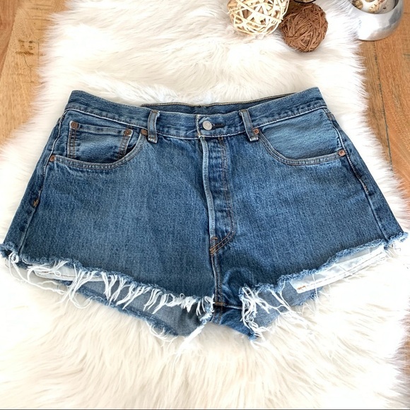 Levi’s 501 High Rise Jean Short Medium Wash Size 34x32 - Picture 1 of 11